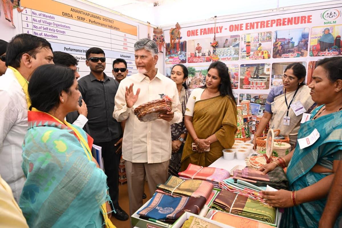 मुख्यमंत्री एन. चंद्रबाबू नायडू ने सोमवार को अनंतपुर जिले के यादिकी में प्रजा वेदिका में स्थापित स्टालों और एक फोटो-प्रदर्शनी का दौरा किया। मुख्यमंत्री एन. चंद्रबाबू नायडू ने सोमवार को अनंतपुर जिले के यादिकी में प्रजा वेदिका में स्थापित स्टालों और एक फोटो-प्रदर्शनी का दौरा किया।